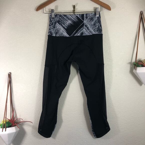 Lululemon - Hot To Street Crop - Heat Wave White/Black pattern with Black Mesh - Picture 6 of 12